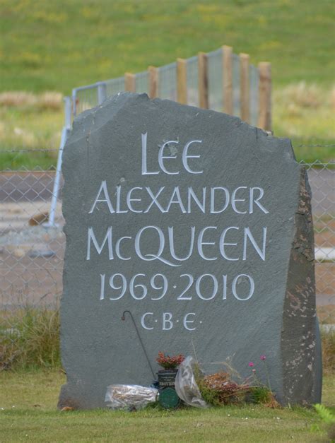 where is alexander mcqueen buried.